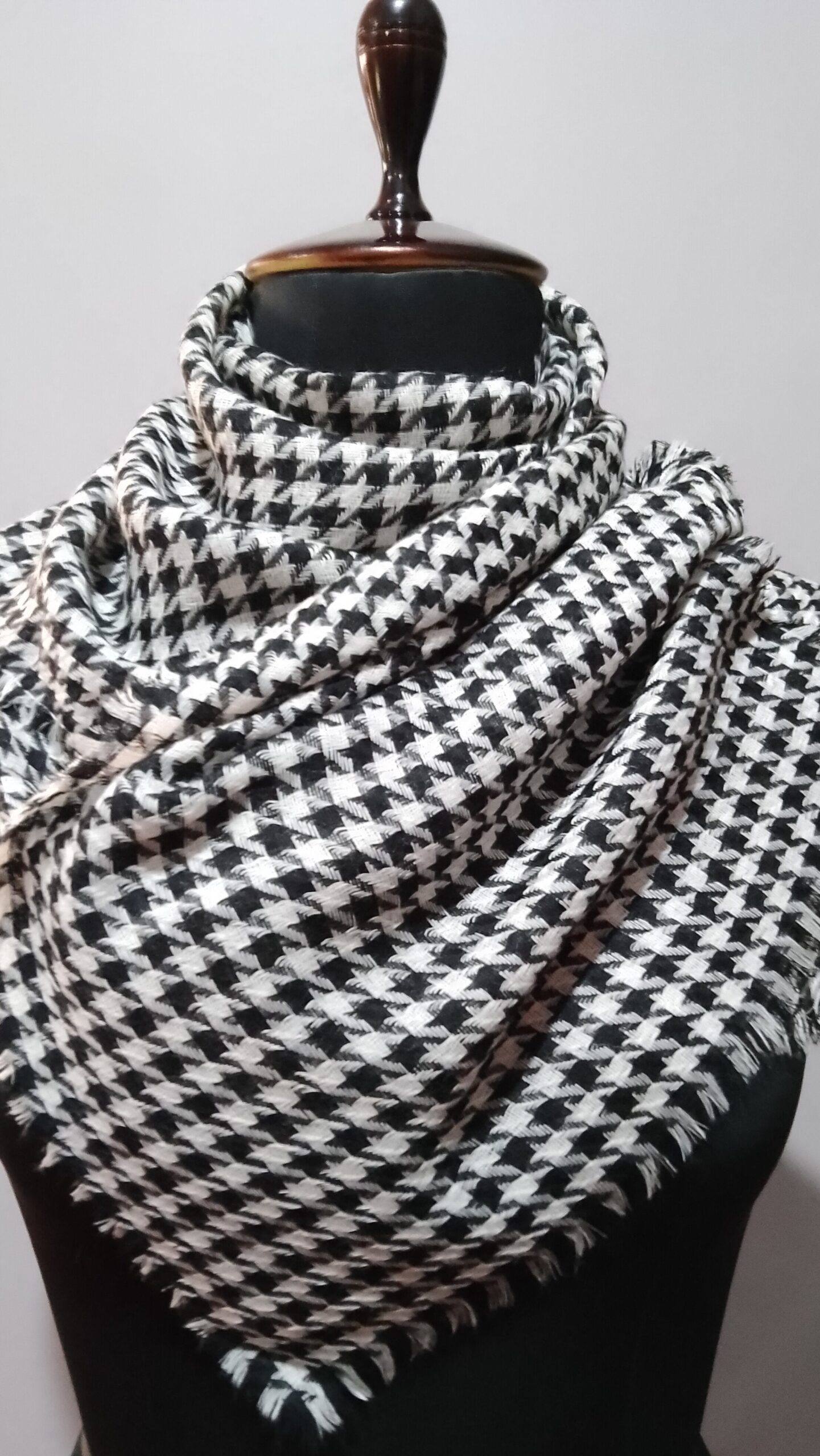 Black and white Glen check muffler in Merino wool