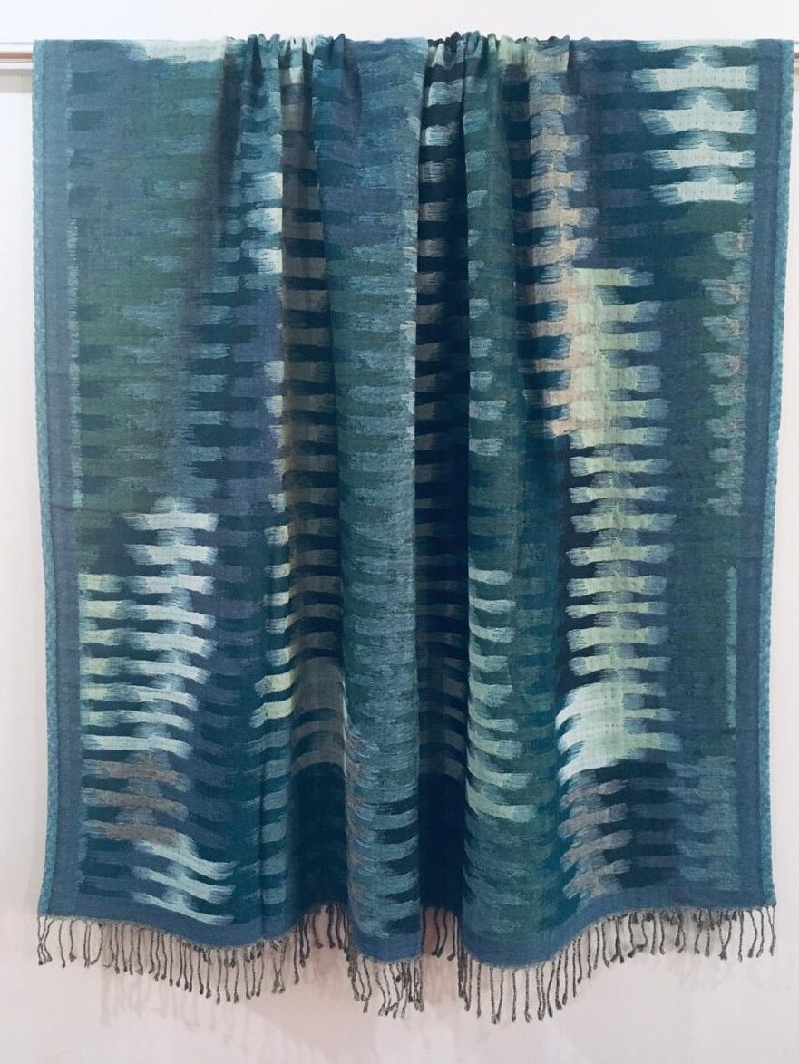 Throw boiled wool with fringes in Ikat design