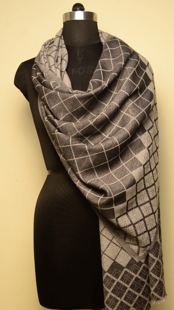 Reversible pure wool stole in light- and dark-grey rhombus design